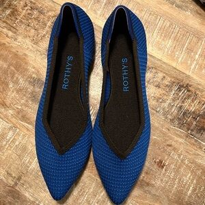 Rothy’s sz 7 Lazuli  blue point shoe